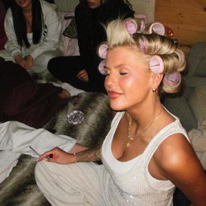 18禁美女裸露双奶头屁股洗澡
